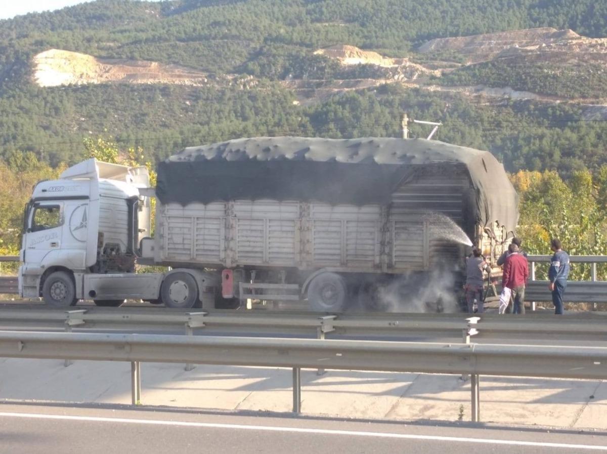 Seyir halindeki tırdan alevler y&uuml;kseldi