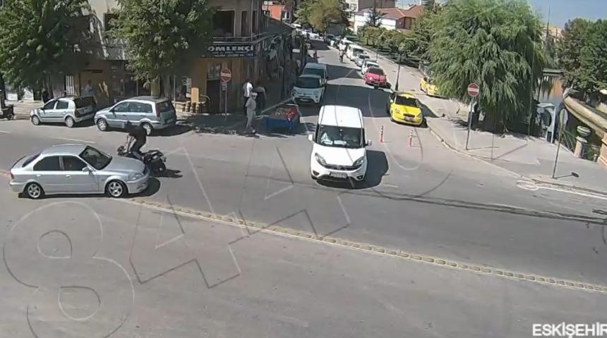 Eskişehir’de kaza anı MOBESE kamerasına yansıdı