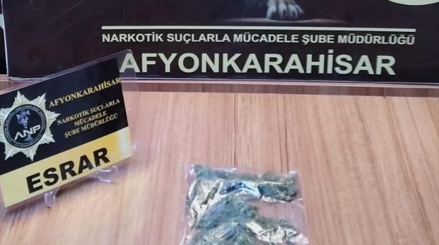 Afyonkarahisar'da esrar ele ge&ccedil;irilen otomobildeki 4 zanlı g&ouml;zaltına alındı