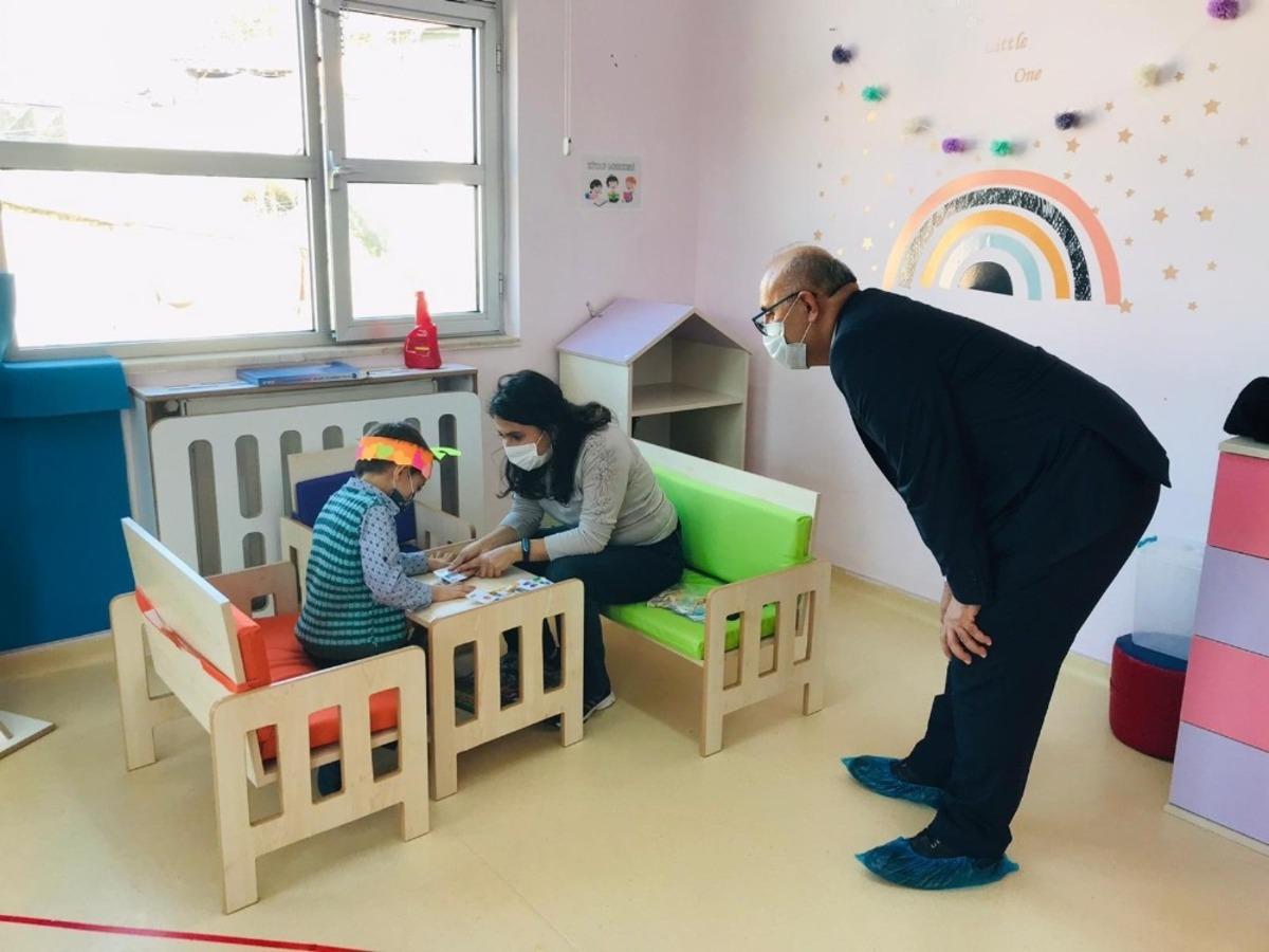 Demir,  &ouml;zel &ccedil;ocukların eğitim g&ouml;rd&uuml;ğ&uuml; anaokulu gezdi