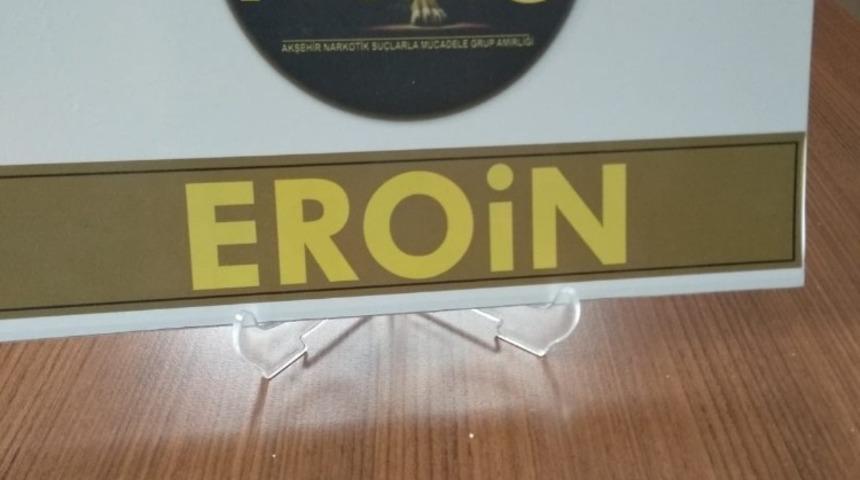 Yakalanmamak i&ccedil;in otostop &ccedil;eken şahıs eroinle yakalandı