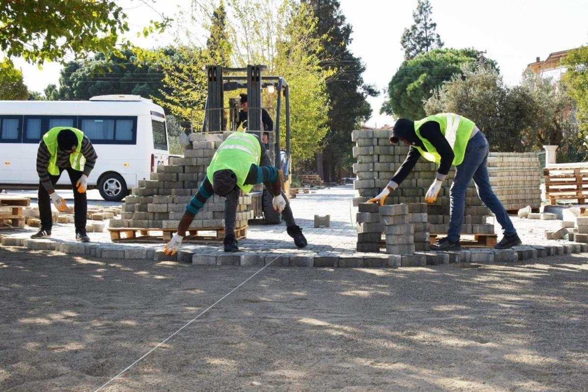 Aliağa Belediyesi Yeni Şakran&rsquo;da yolları yeniliyor