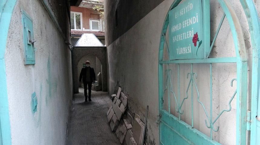 İki bina arasında yer alıyor! Türbe diye dua ediyorlar ama... 'Araştırma yapılsın'