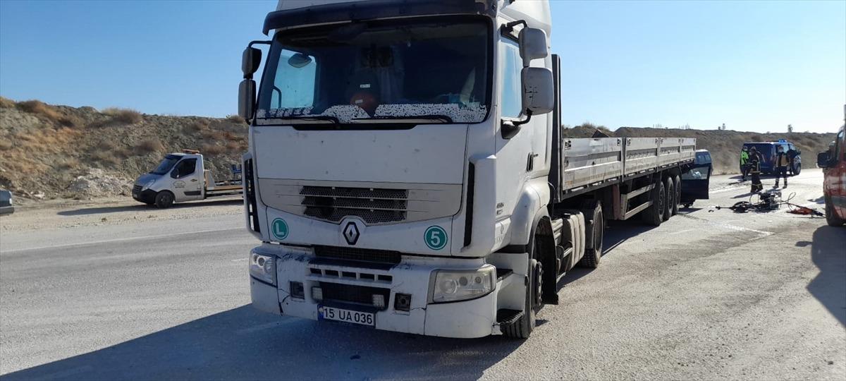 Burdur'da otomobil ile tır &ccedil;arpıştı: 1 &ouml;l&uuml;, 2 yaralı