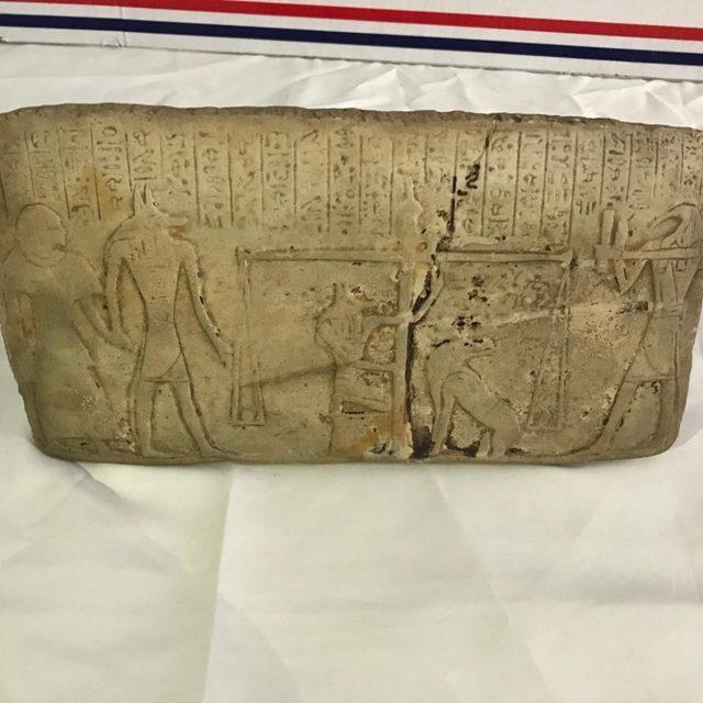 Eski Mısır dönemine ait kil tableti 1 milyon liraya satmak isterken yakalandılar