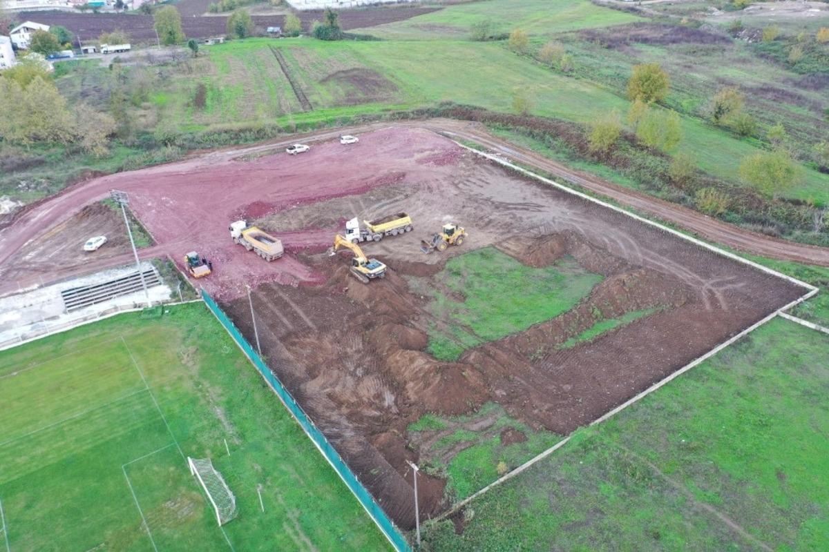 Kullar&rsquo;a FIFA standartlarında futbol sahası