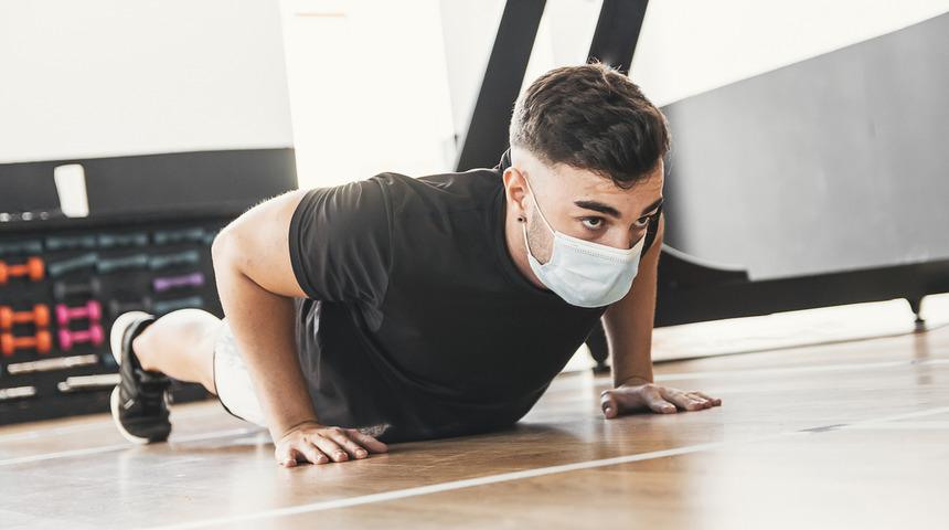 Endonezya'da maske takmayanlara şınav cezası