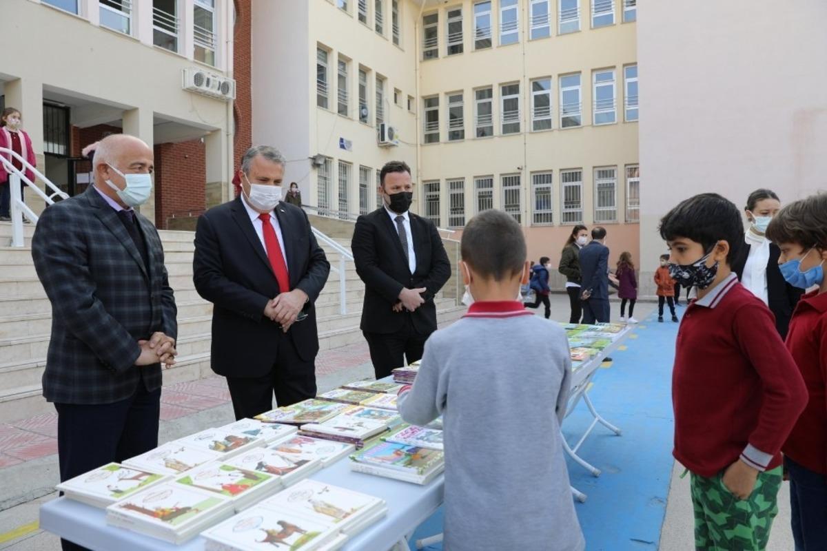 Yunusemre Belediyesinden &ccedil;ocuklara kitap hediyesi