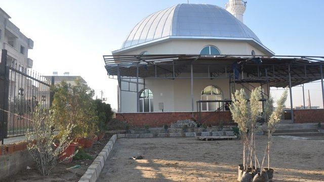 Yeni doğan bebeği cami avlusuna bıraktılar