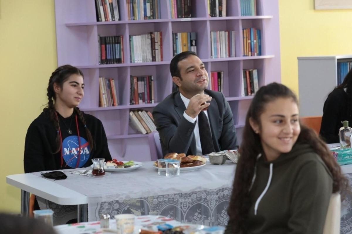 Başkan Vekili Aslan gen&ccedil;lerle bir araya geldi