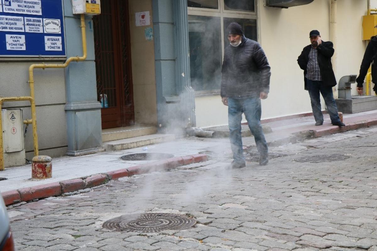 R&ouml;gar kapağından &ccedil;ıkan duman panik oluşturdu