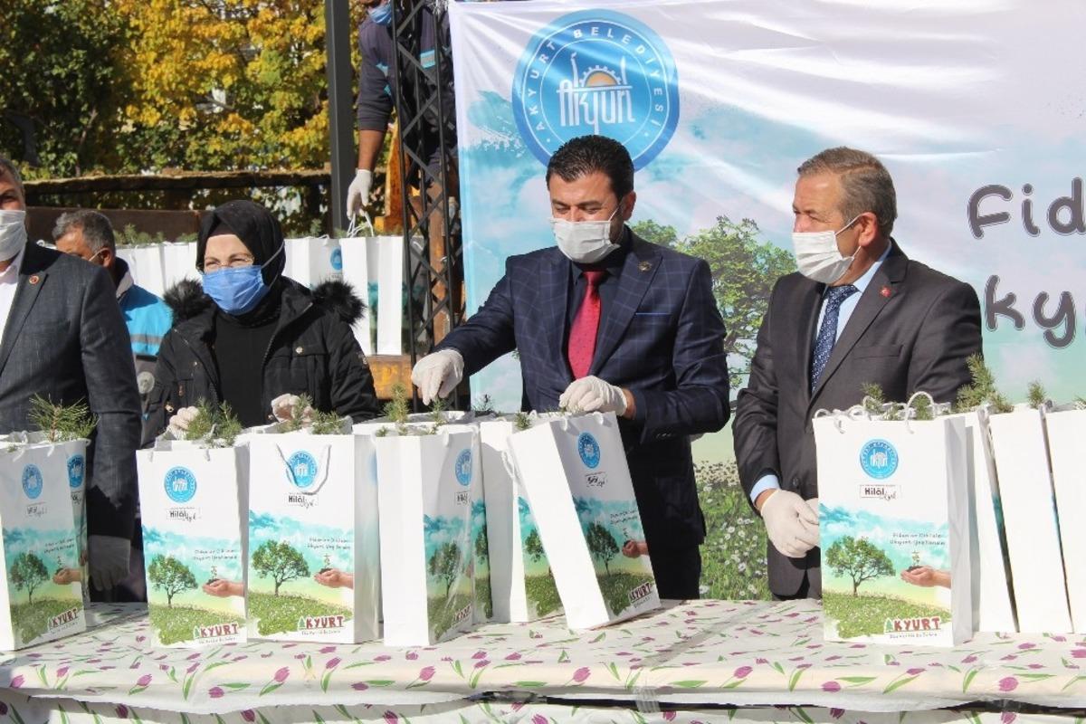 Başkan Ayık, Akyurtlulara fidan dağıttı