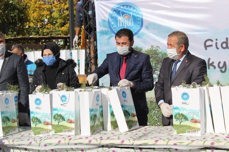 Başkan Ayık, Akyurtlulara fidan dağıttı G1