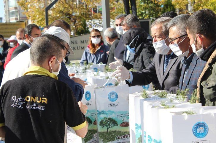 Başkan Ayık, Akyurtlulara fidan dağıttı G2