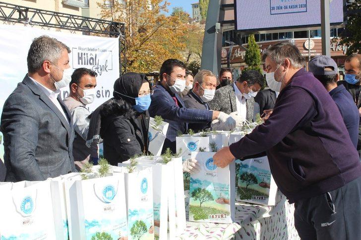 Başkan Ayık, Akyurtlulara fidan dağıttı G3