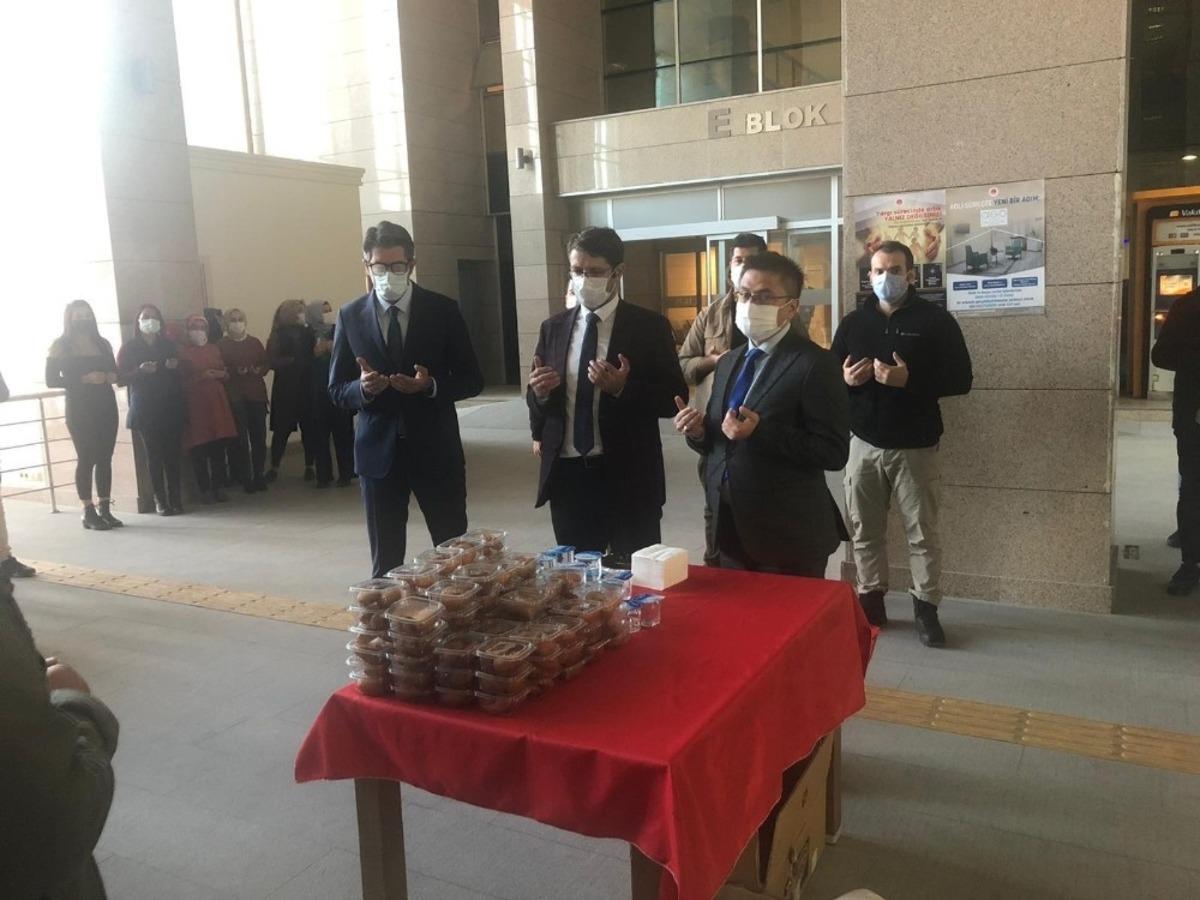 Koronadan hayatını kaybeden Cumhuriyet Savcısı Kaya i&ccedil;in lokma dağıtıldı