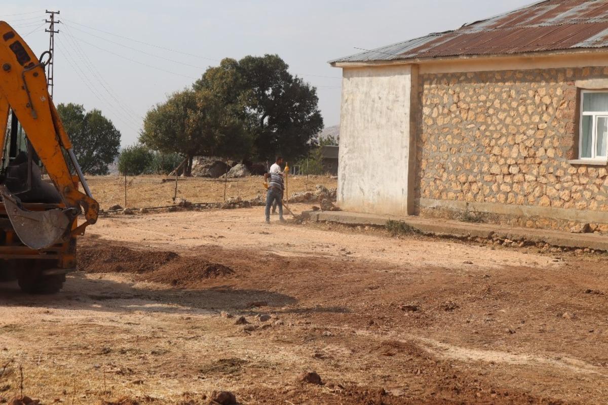 Hazro&rsquo;da cami, taziye evi ve okul bah&ccedil;elerine parke taşı d&ouml;şeniyor