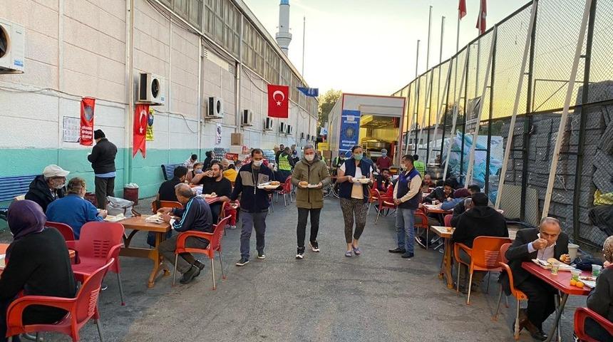 Diyarbakır B&uuml;y&uuml;kşehir Belediyesi aşevi tırı İzmir&rsquo;de hizmetini s&uuml;rd&uuml;r&uuml;yor