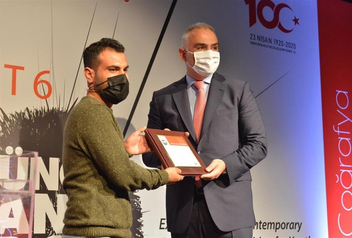 Gen&ccedil; sanat&ccedil;ı, &ouml;d&uuml;l&uuml;n&uuml; Bakan Ersoy&rsquo;un elinden aldı