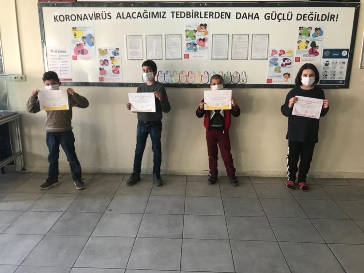 &Ouml;ğrenciler korona vir&uuml;se karşı g&ouml;n&uuml;ll&uuml; sağlık el&ccedil;isi oluyor