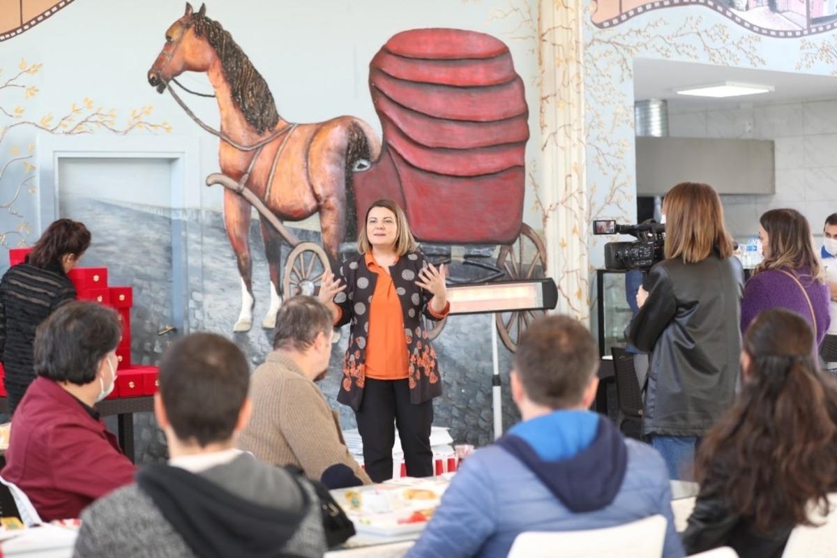 Başkan H&uuml;rriyet, zeybek ekibine teşekk&uuml;r etti