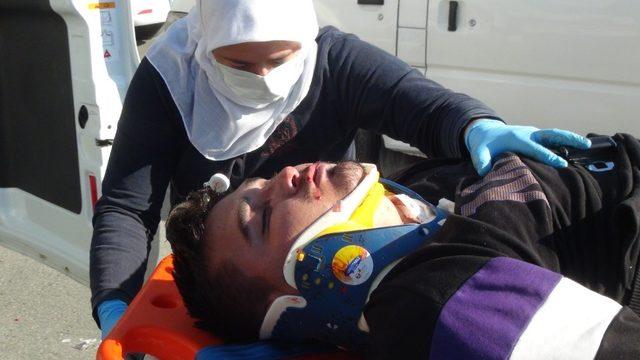 Ticari araç motosikletle çarpışan motosiklet sürücüsü ağır yaralandı