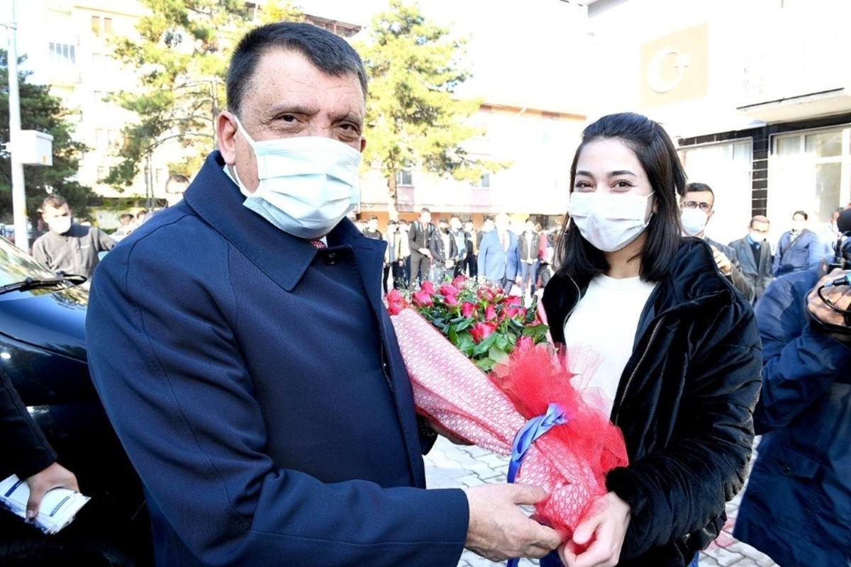 Başkan G&uuml;rkan &ouml;ğrencilerle buluştu