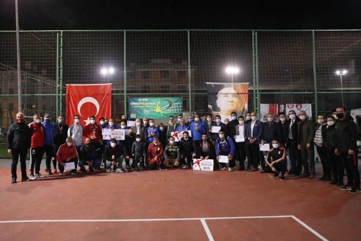 Ayak Tenisi turnuvasında &ouml;d&uuml;ller sahiplerini buldu