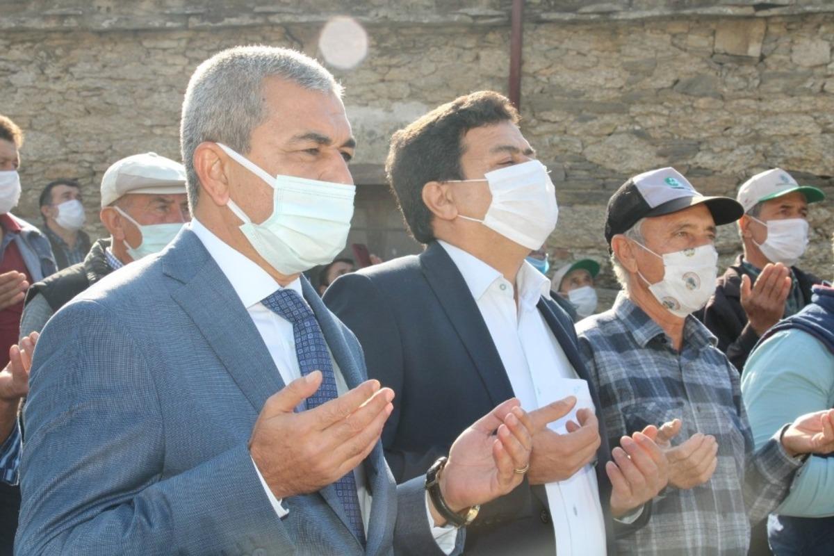 Kızılcab&ouml;l&uuml;k Mahallesi&rsquo;nde dev T&uuml;rk Bayrağı g&ouml;ndere &ccedil;ekildi