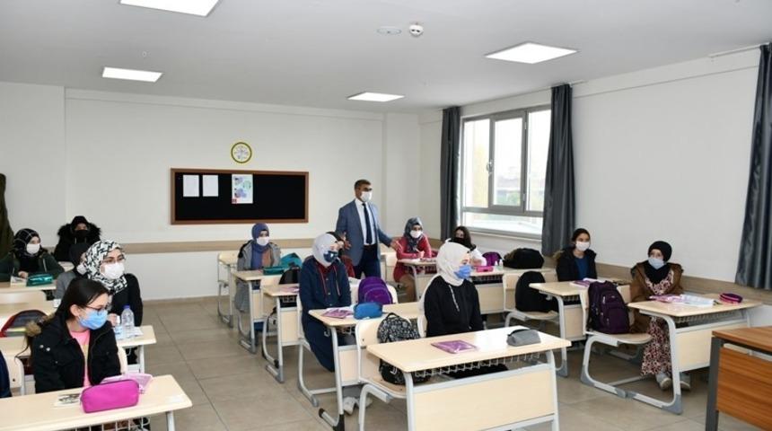 Vali G&uuml;rel&rsquo;dem Kız İmam Hatip Lisesi&rsquo;ni ziyaret etti