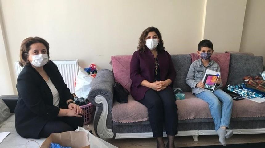 Vali G&uuml;rel&rsquo;in eşinden &ouml;ğrencilere tablet