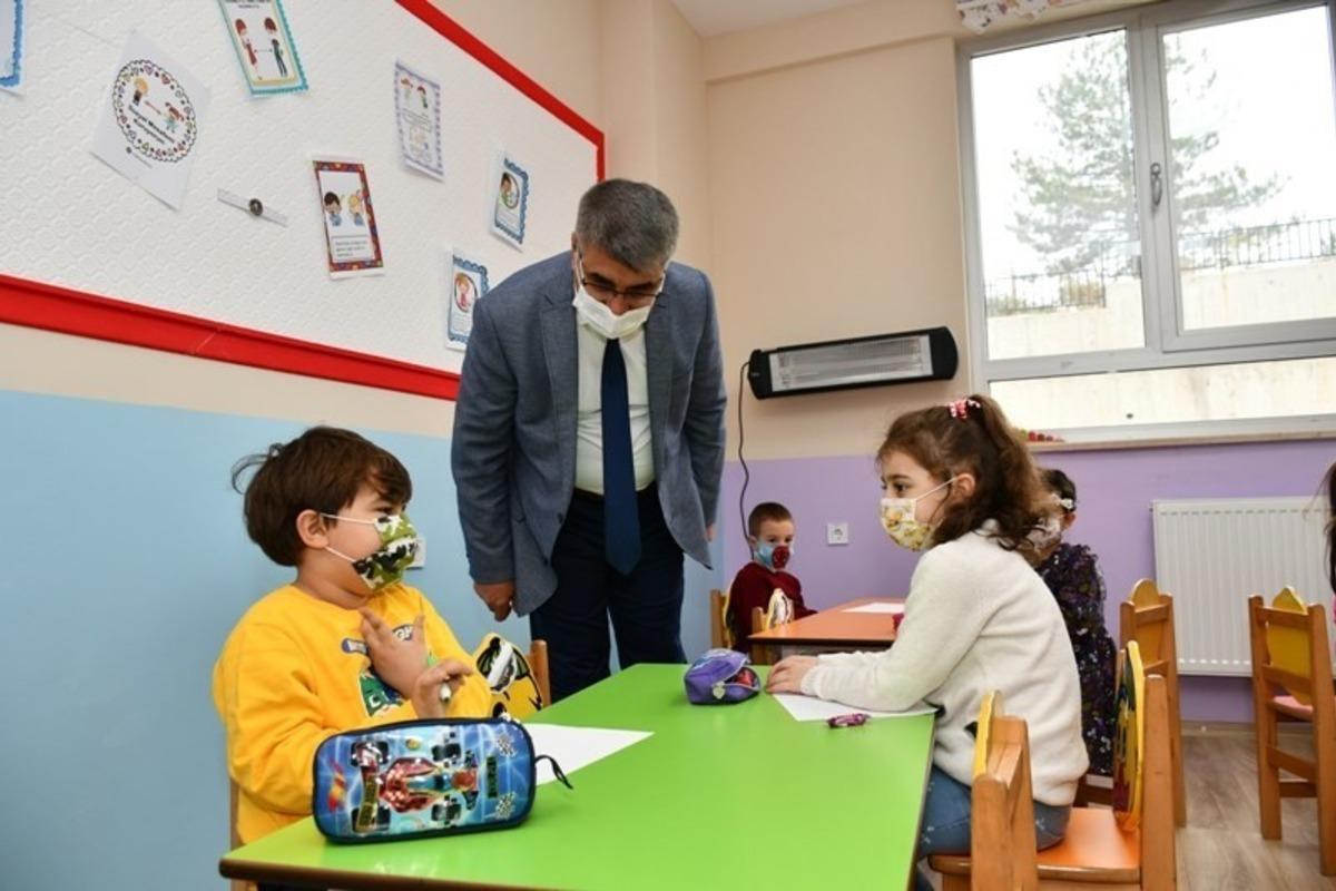 Vali G&uuml;rel minik &ouml;ğrencilerle buluştu