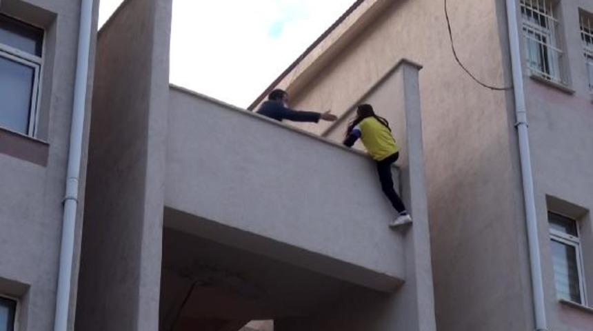 İntihara kalkışan kadını polis son anda kurtardı