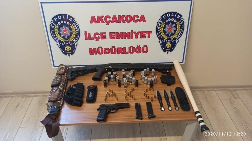 Ka&ccedil;an şahsın aracından ruhsatsız silah ve t&uuml;fek &ccedil;ıktı