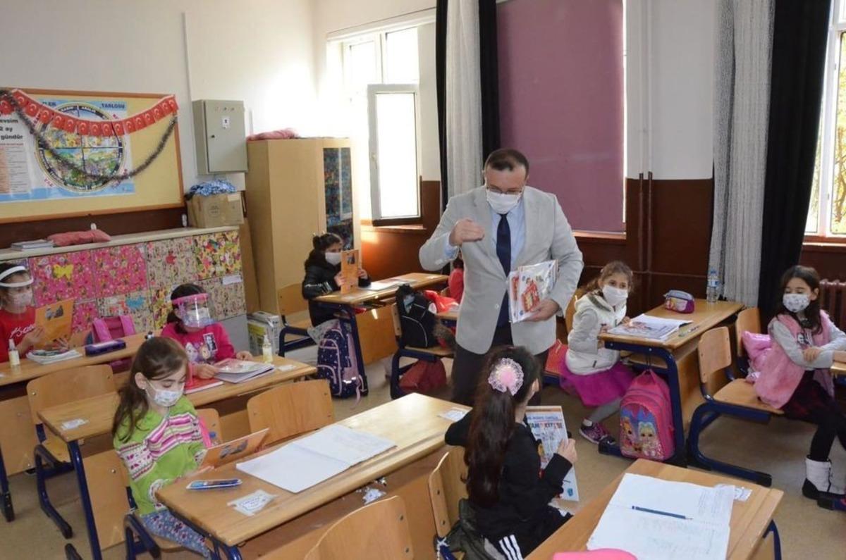 &Ccedil;ocuklara boyama kitabıyla korana vir&uuml;s anlatıldı