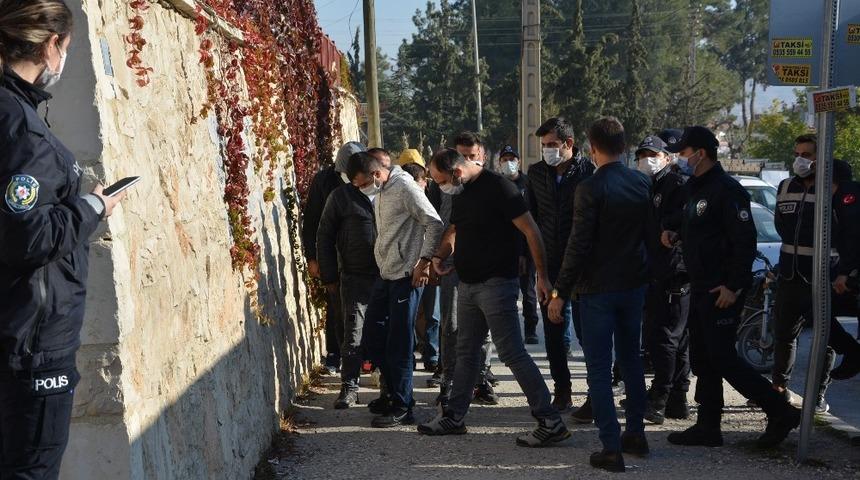 Darp ettikleri şahsı alıkoyan 12 kişi g&ouml;zaltına alındı