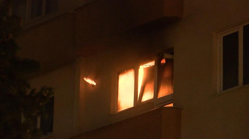 Şişli'de bir daire alev alev yandı: 1 kişi dumandan etkilendi