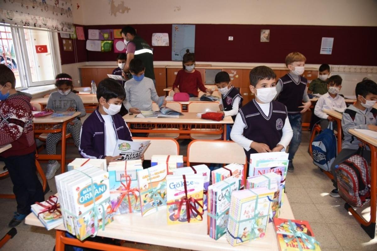Belediyeden okullara kitap desteği
