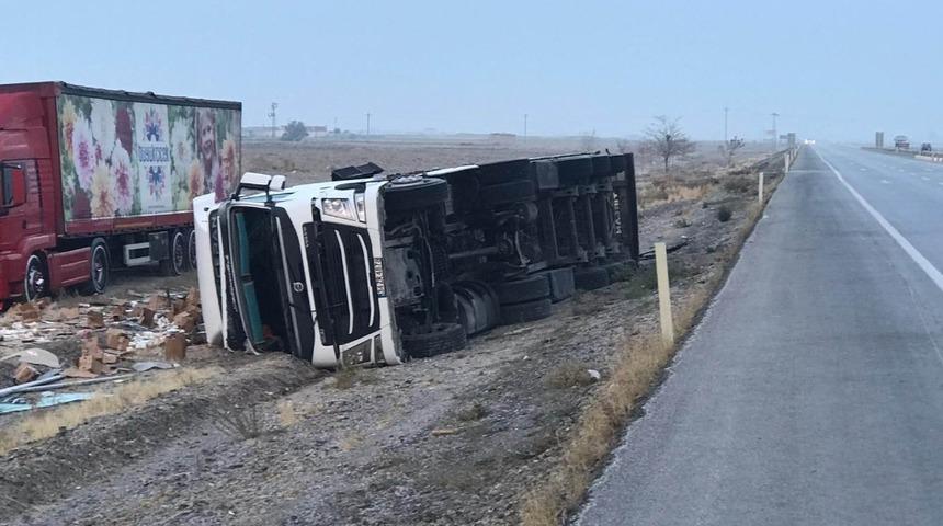 Kontrolden &ccedil;ıkan tır devrildi: 1 yaralı