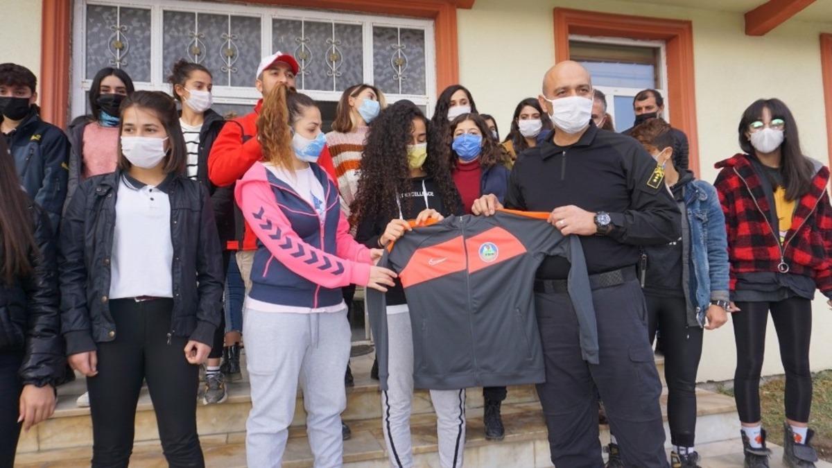 Emniyet&rsquo;ten kadın futbol takımına destek