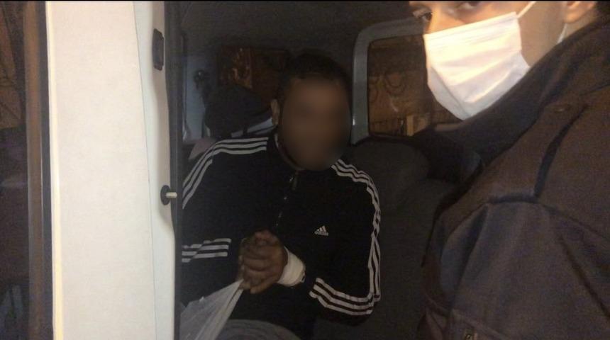 Satır ve yanıcı maddeyle geldi, eski sevgilisi kapıyı açmayınca evini kundakladı