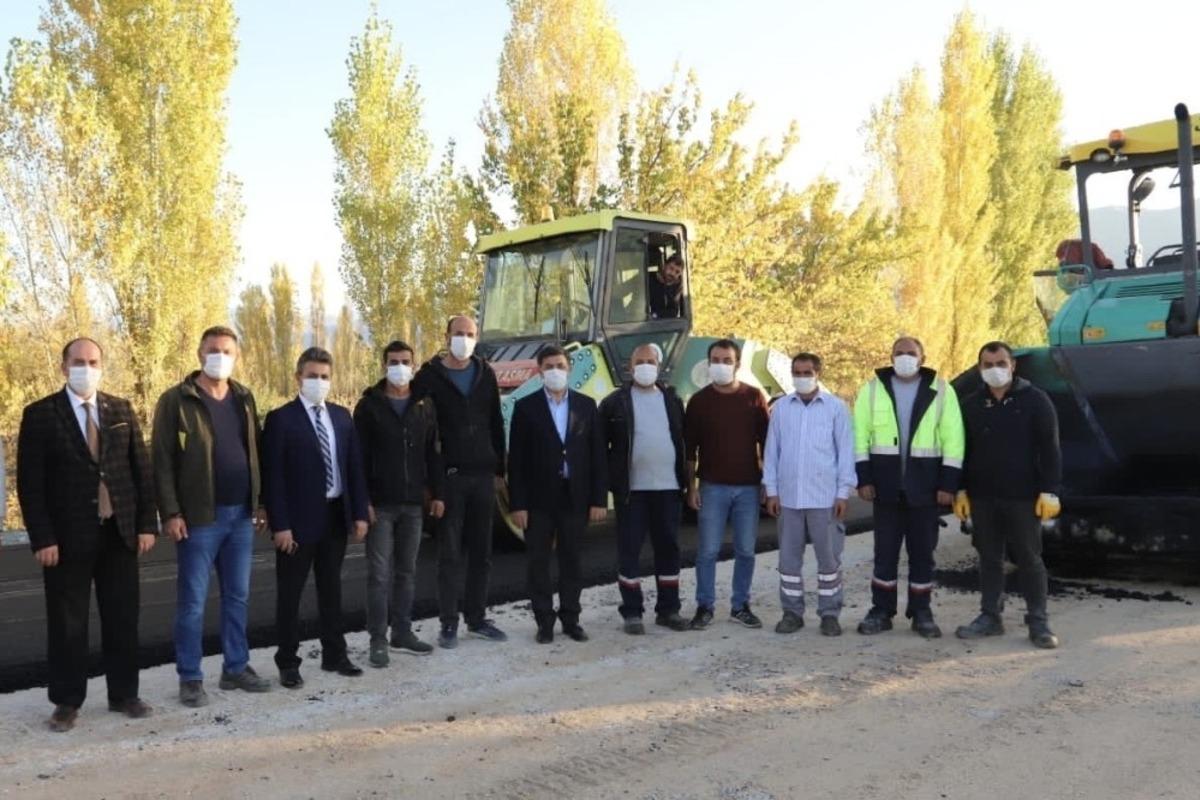 Kemah yolunda sıcak asfalt &ccedil;alışmalarına başlanıldı