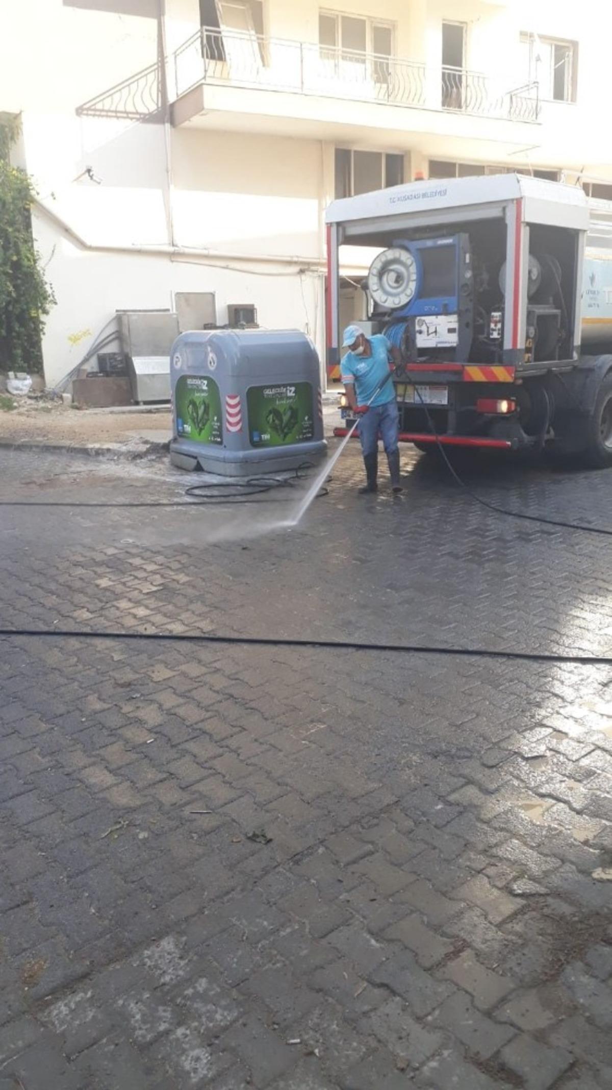 Kuşadası&rsquo;nda t&uuml;m cadde ve sokaklar dezenfekte ediliyor