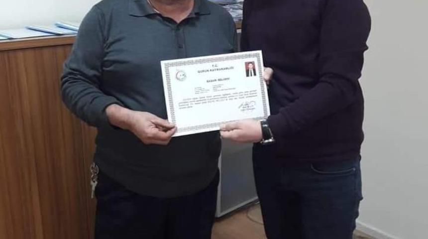 G&uuml;r&uuml;n kaymakamlığından 25 yıllık devlet memuruna başarı belgesi