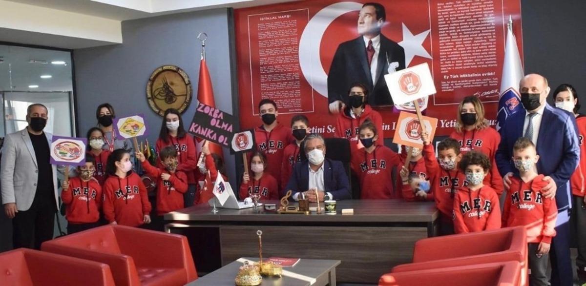 Zorbalığa hayır demek i&ccedil;in okulda y&uuml;r&uuml;y&uuml;ş yaptılar