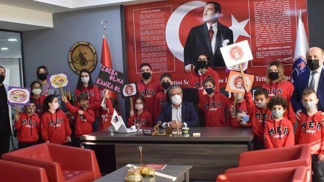Zorbalığa hayır demek için okulda yürüyüş yaptılar