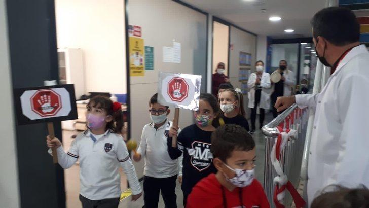 Zorbalığa hayır demek için okulda yürüyüş yaptılar G3