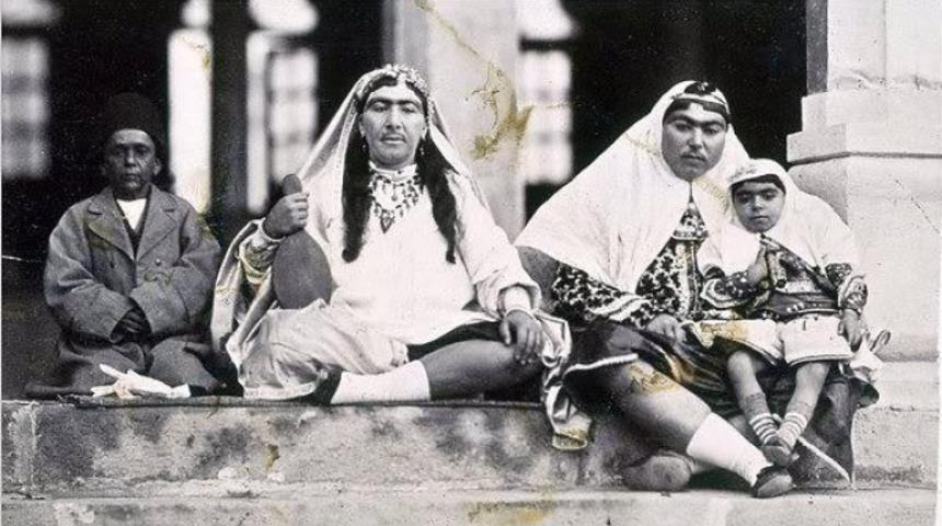 Bir Sosyal Medya Yalanı: Kadın D&uuml;şmanlığı İ&ccedil;in Fırsat Kollayanlardan İran Şahının 'Bıyıklı' Haremi İddiası