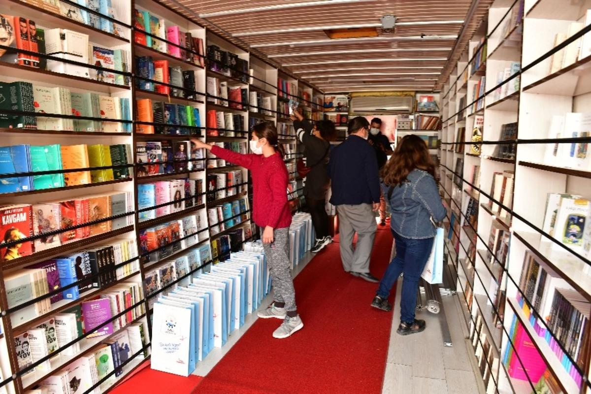 Edebiyat Otob&uuml;s&uuml; kapılarını &Ccedil;iğlili okurlara a&ccedil;tı