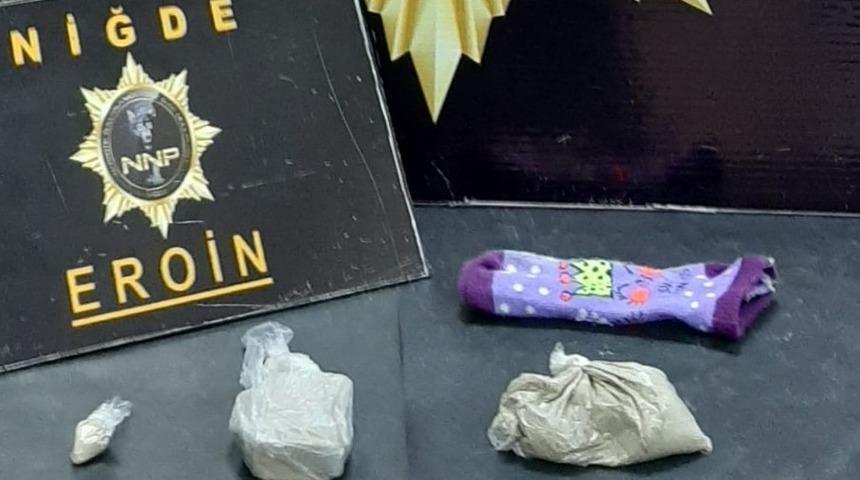 Uyuşturucuyu &ccedil;ocuk &ccedil;orabına saklamışlar